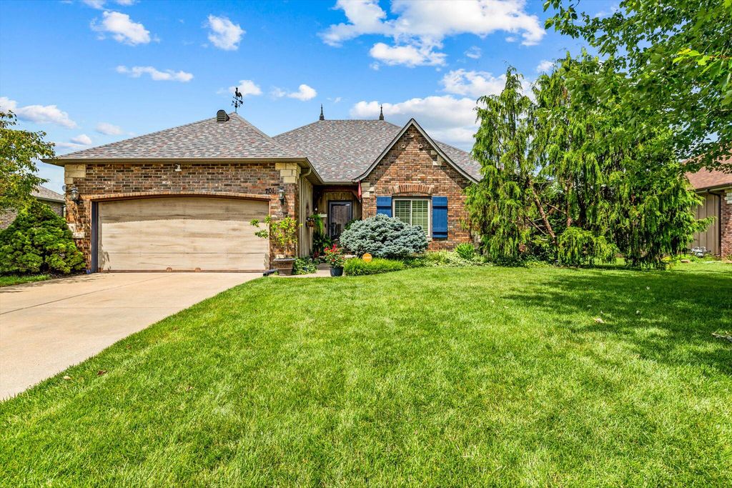 701 East Bayshore Drive, Ozark, MO 65721