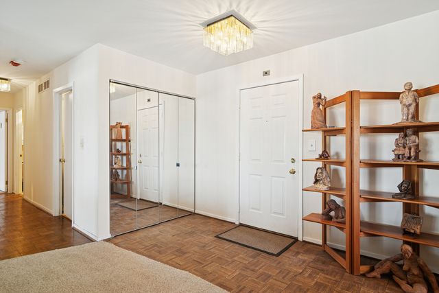 3030 Pheasant Creek Drive 405, Northbrook, IL 60062