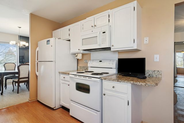 3030 Pheasant Creek Drive 405, Northbrook, IL 60062