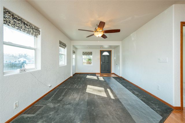 807 E 23rd Court, Des Moines, IA 50317