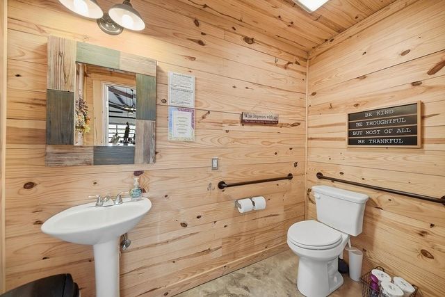 1213 County Road 273, Weimar, TX 78962