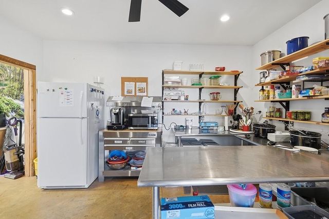 1213 County Road 273, Weimar, TX 78962