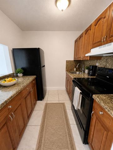 5731 NW 37th St 305, Virginia Gardens, FL 33166