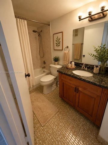 5731 NW 37th St 305, Virginia Gardens, FL 33166