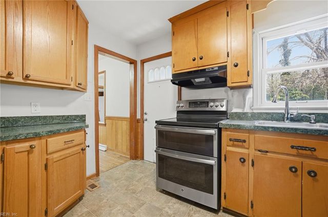 13 Paddock DR, Newport News, VA 23606