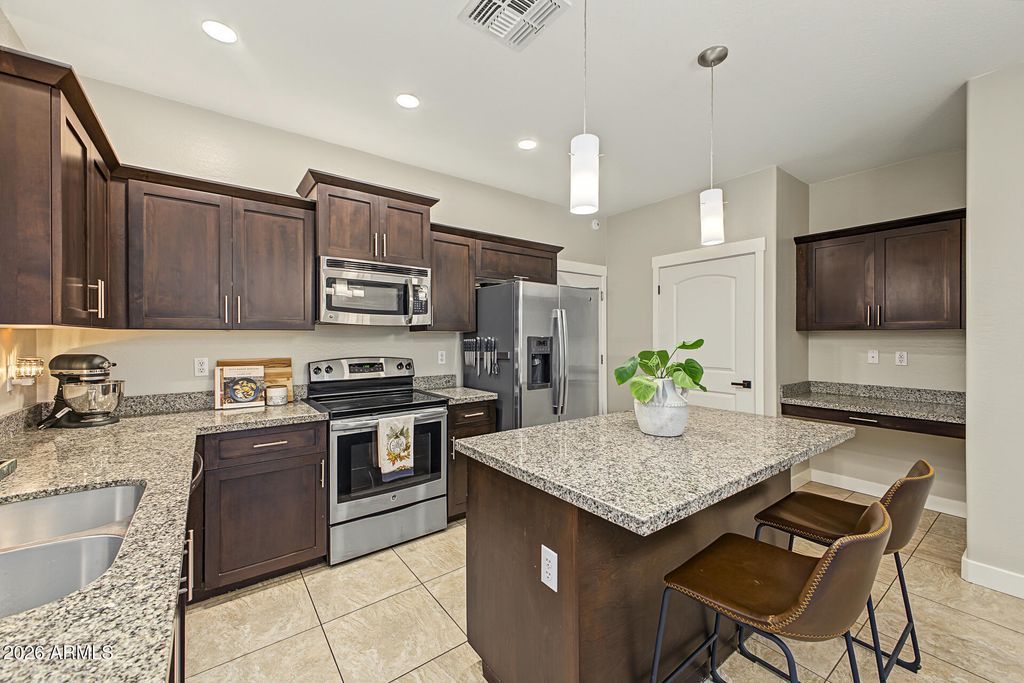 2040 E HEARTWOOD Lane, Phoenix, AZ 85022 — exterior