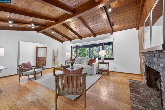 15 Crown Ct, Orinda, CA 94563