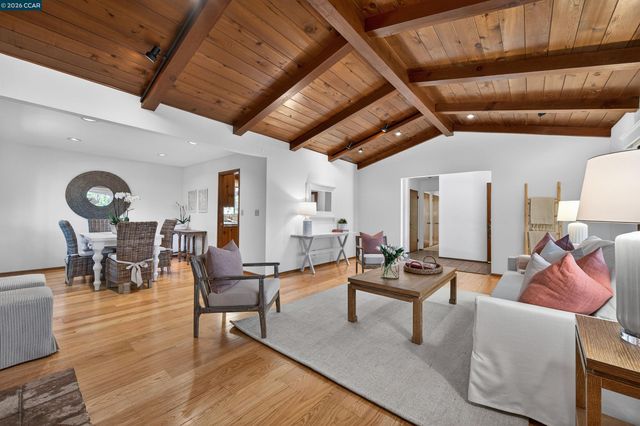 15 Crown Ct, Orinda, CA 94563