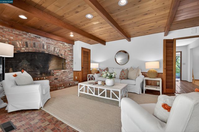 15 Crown Ct, Orinda, CA 94563