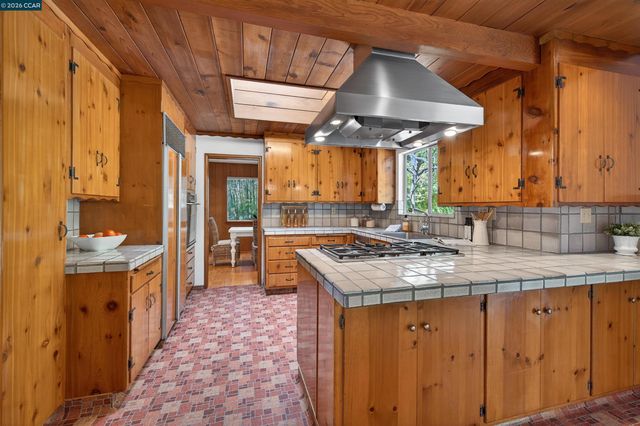 15 Crown Ct, Orinda, CA 94563