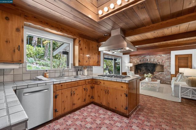 15 Crown Ct, Orinda, CA 94563