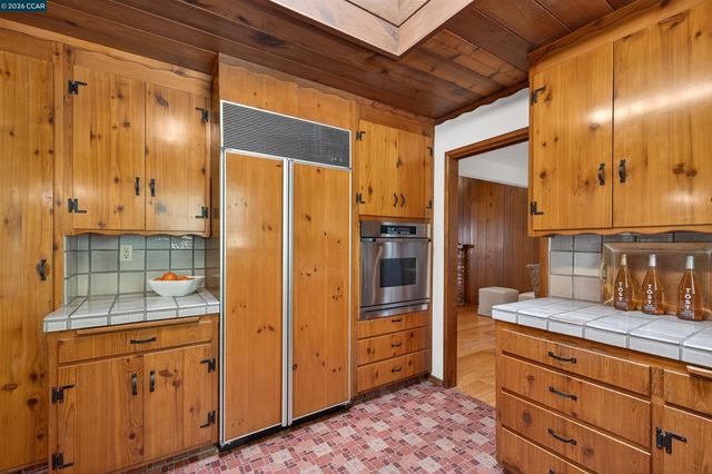 15 Crown Ct, Orinda, CA 94563