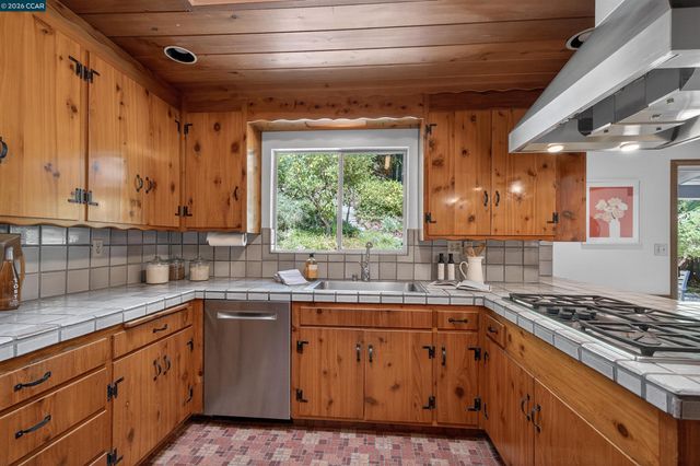 15 Crown Ct, Orinda, CA 94563