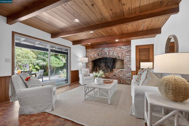 15 Crown Ct, Orinda, CA 94563