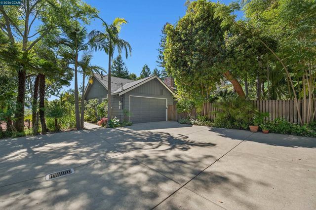 15 Crown Ct, Orinda, CA 94563