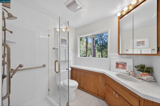 15 Crown Ct, Orinda, CA 94563