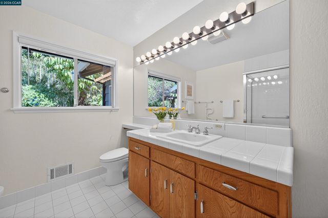 15 Crown Ct, Orinda, CA 94563