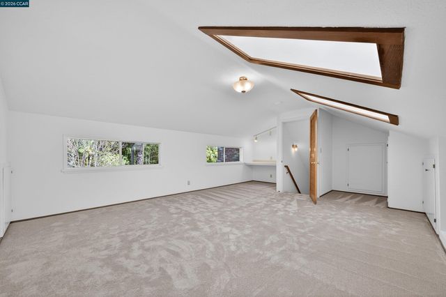 15 Crown Ct, Orinda, CA 94563