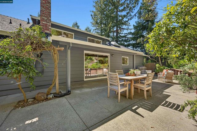 15 Crown Ct, Orinda, CA 94563