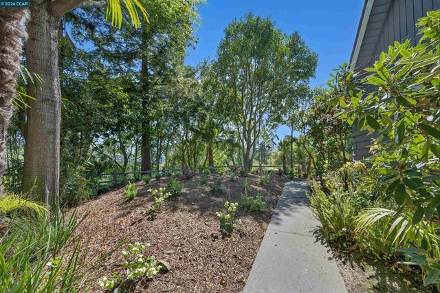 15 Crown Ct, Orinda, CA 94563