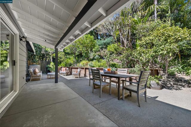 15 Crown Ct, Orinda, CA 94563