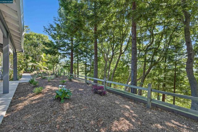 15 Crown Ct, Orinda, CA 94563