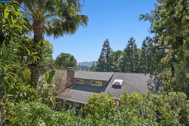 15 Crown Ct, Orinda, CA 94563