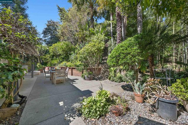 15 Crown Ct, Orinda, CA 94563