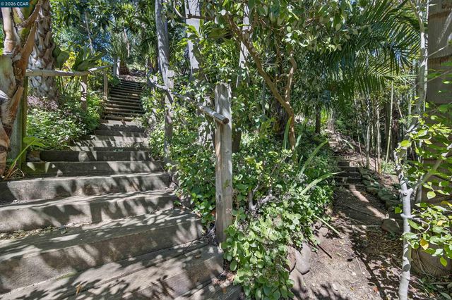 15 Crown Ct, Orinda, CA 94563