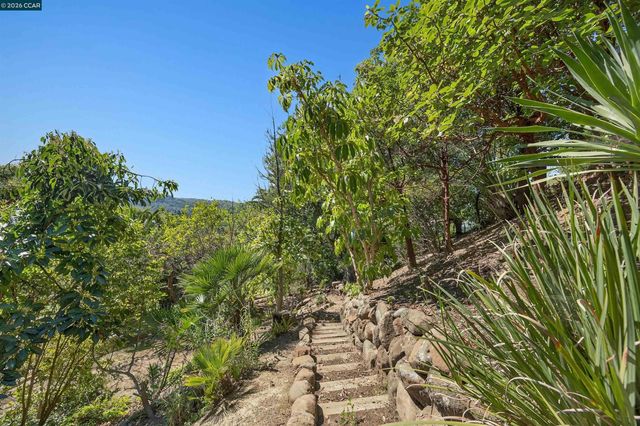 15 Crown Ct, Orinda, CA 94563