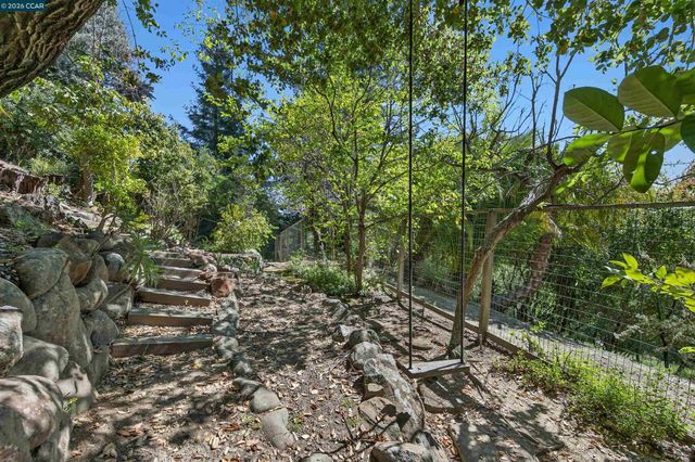 15 Crown Ct, Orinda, CA 94563