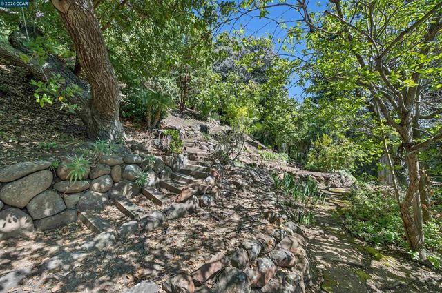 15 Crown Ct, Orinda, CA 94563