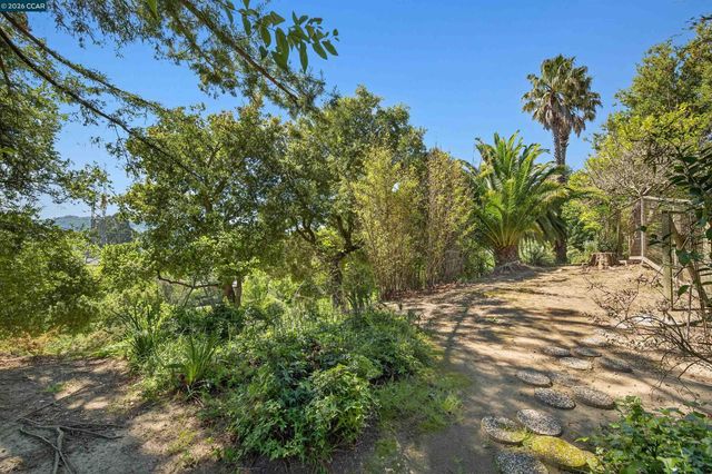 15 Crown Ct, Orinda, CA 94563