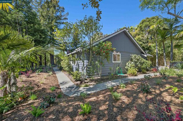 15 Crown Ct, Orinda, CA 94563