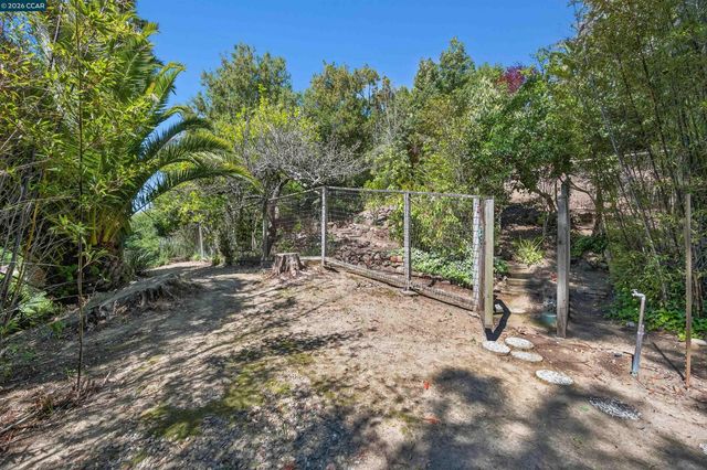 15 Crown Ct, Orinda, CA 94563