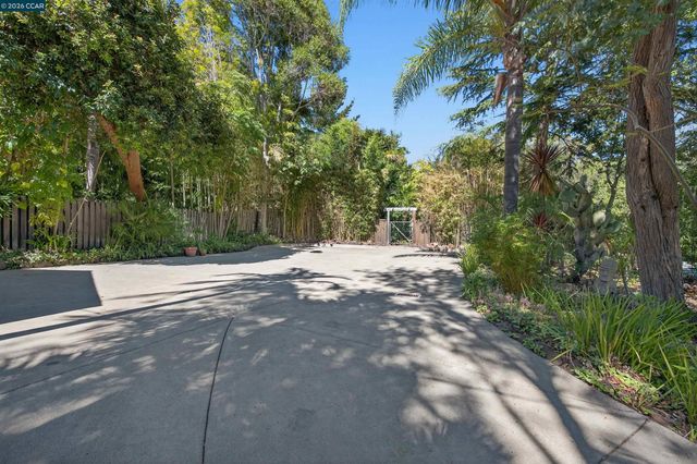 15 Crown Ct, Orinda, CA 94563