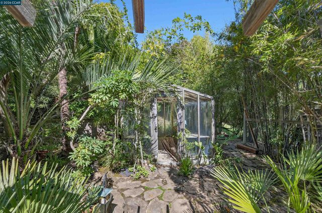 15 Crown Ct, Orinda, CA 94563