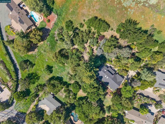 15 Crown Ct, Orinda, CA 94563