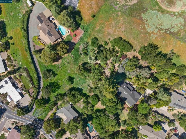 15 Crown Ct, Orinda, CA 94563