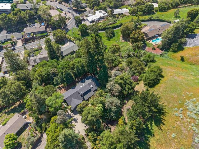 15 Crown Ct, Orinda, CA 94563