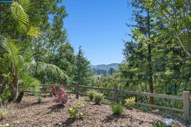 15 Crown Ct, Orinda, CA 94563