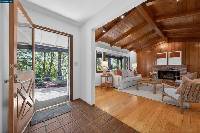 15 Crown Ct, Orinda, CA 94563