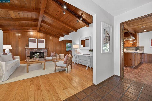 15 Crown Ct, Orinda, CA 94563