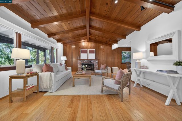 15 Crown Ct, Orinda, CA 94563