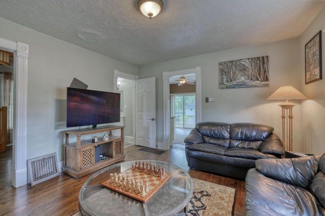 590 North AVENUE, Hartland, WI 53029