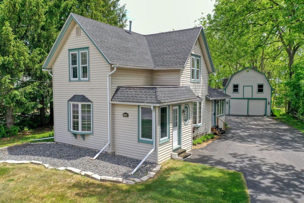 590 North AVENUE, Hartland, WI 53029