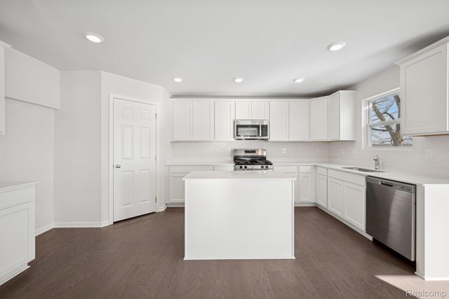 700 Knollwood Bend, Chelsea, MI 48118