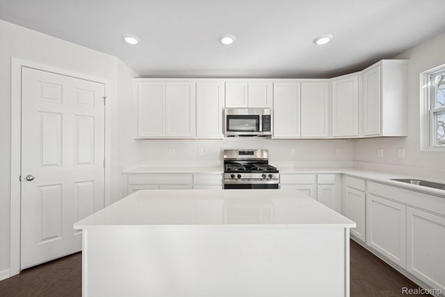 700 Knollwood Bend, Chelsea, MI 48118