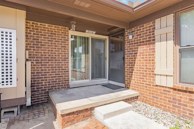 2718 Roundtree Drive, Troy, MI 48083