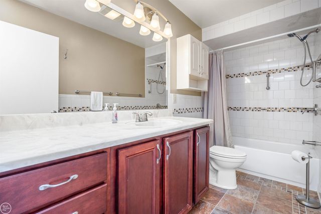 2718 Roundtree Drive, Troy, MI 48083